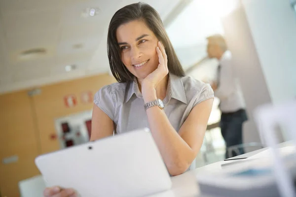 Porträtt Affärskvinna Office Arbetar Digitala Tablett — Stockfoto