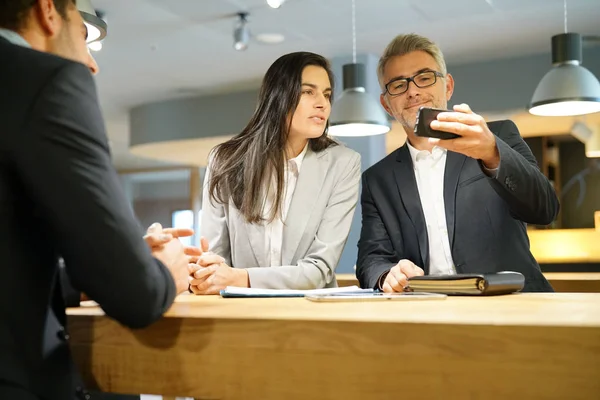 Mensen Uit Het Bedrijfsleven Bijeen Restaurant Kamer — Stockfoto