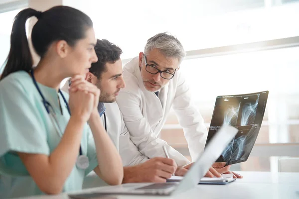 Medisch Team Controleert Röntgenresultaten — Stockfoto