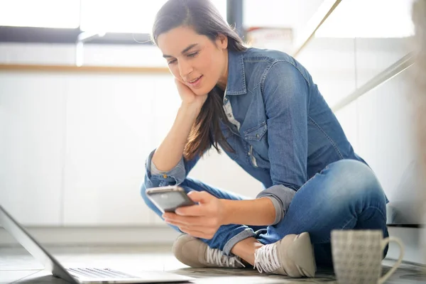 Mujer Morena Conectada Con Laptop Smartphone — Foto de Stock