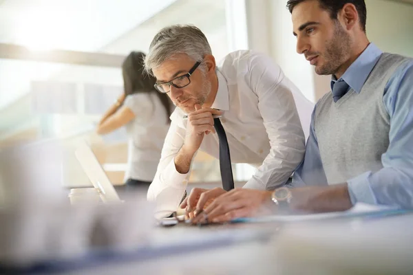 Persone Finanziarie Che Lavorano Insieme Bilancio Carica — Foto Stock