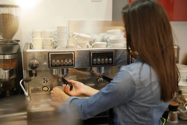 Kellnerin Serviert Expresso Aus Kaffeemaschine — Stockfoto