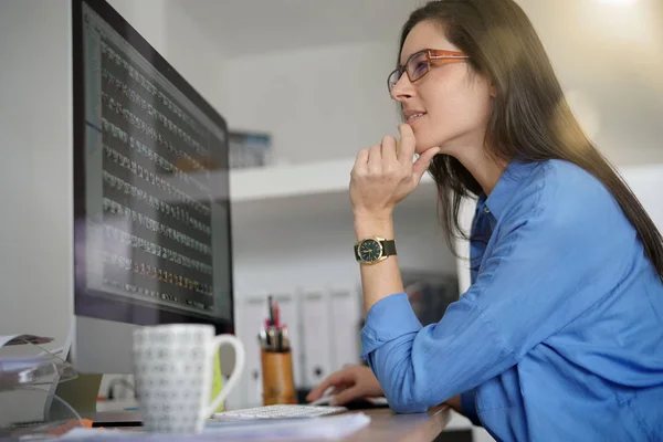 Donna Ufficio Che Lavora Sul Computer Desktop — Foto Stock