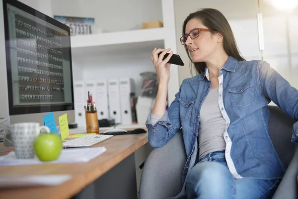 Neşeli Kadın Ofiste Telefonda Konuşurken Başında — Stok fotoğraf