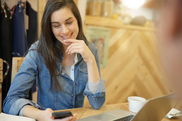 Actieve Vrouw Meeting Client Bij Koffie Shop — Stockfoto