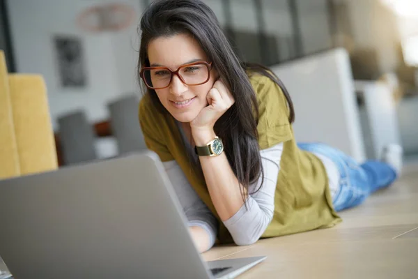 Mujer Morena Tendida Suelo Conectada Internet Con Computadora Portátil —  Fotos de Stock