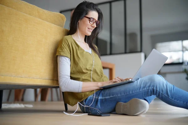 Trendige Frau Entspannt Hause Mit Laptop Verbunden — Stockfoto