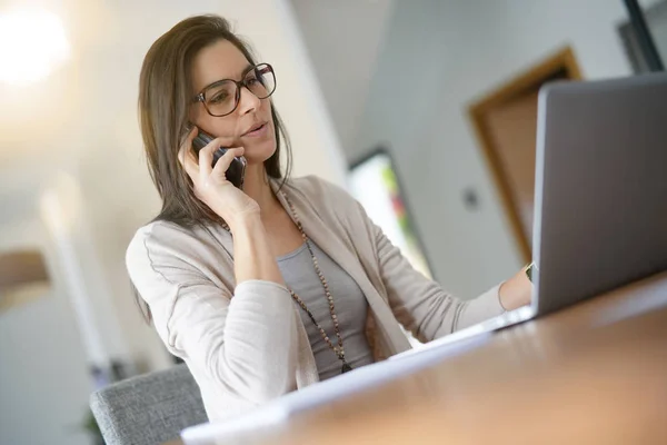 Zakenvrouw Werken Vanuit Huis Praten Telefoon — Stockfoto