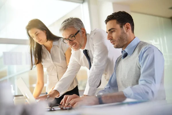 Equipe Negócios Trabalhando Conjunto Projeto Financeiro — Fotografia de Stock