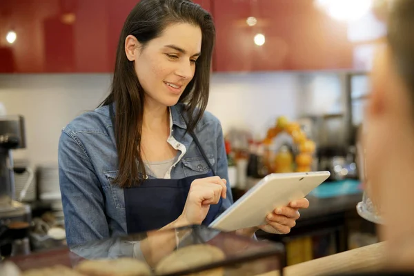 Servitrisen Kafé Tar Order Digitala Tablett — Stockfoto