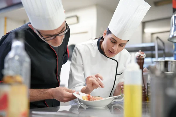 Professional Cook Chefs Kitchen Improving Dish Composition — Stock Photo, Image