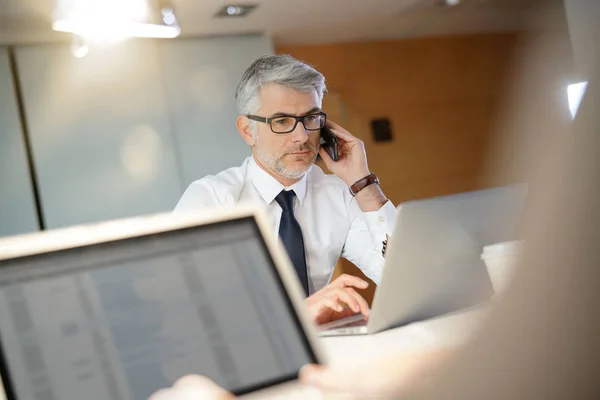 Uomo Affari Maturo Ufficio Che Parla Telefono — Foto Stock