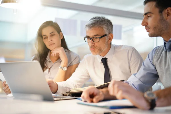 Business Team Working Together Financial Project — Stock Photo, Image