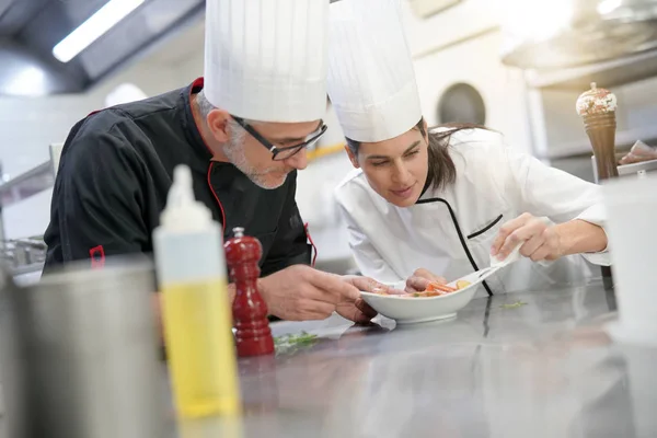 Cozinheiros Chefs Profissionais Cozinha Melhorar Composição Prato — Fotografia de Stock