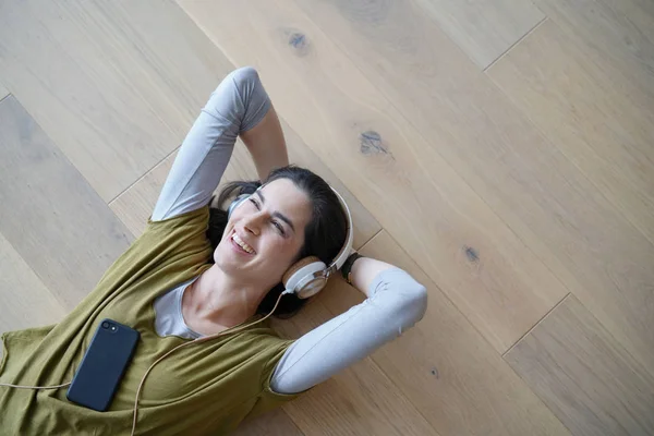 Vrouw Luisteren Naar Muziek Met Smartphone Hoofdtelefoons — Stockfoto