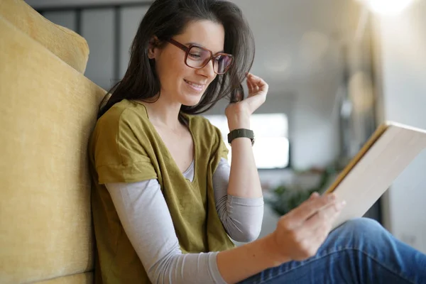 Brunette Woman Eyeglasses Using Tablet Sitting Floor — Stock Photo, Image