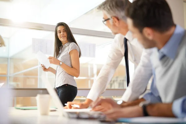 Business Team Werken Samen Aan Financiële Project — Stockfoto