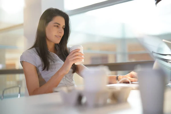 Donna Affari Ufficio Che Beve Caffè — Foto Stock