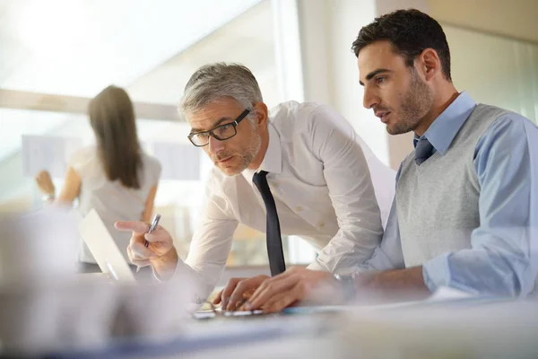 Financiële Mensen Samen Werken Begroting Kantoor — Stockfoto