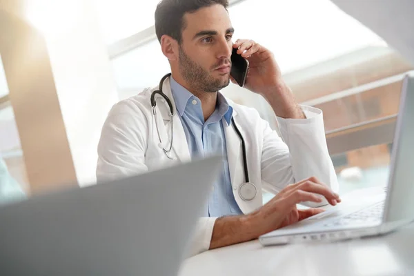 Giovane Medico Ufficio Che Lavora Laptop Parla Telefono — Foto Stock