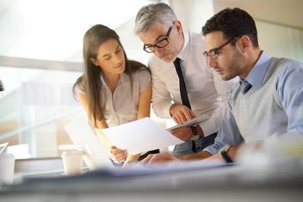 Equipo Empresarial Trabajando Juntos Proyectos Financieros —  Fotos de Stock