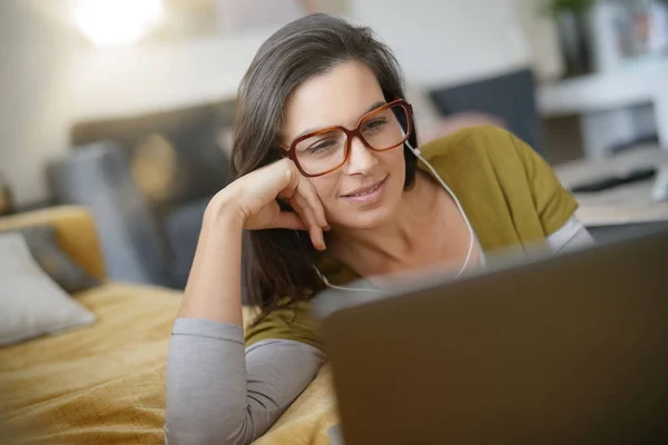 Trendy Vrouw Thuis Ontspannen Verbonden Met Laptop — Stockfoto