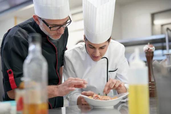 Cuoco Professionista Chef Cucina Migliorare Composizione Del Piatto — Foto Stock