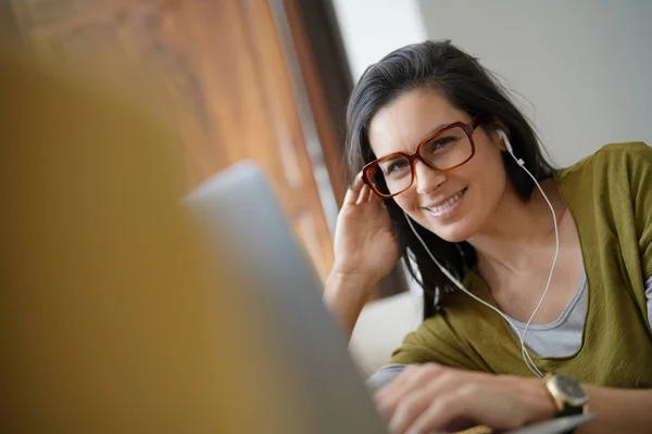 Trendy Vrouw Thuis Ontspannen Verbonden Met Laptop — Stockfoto