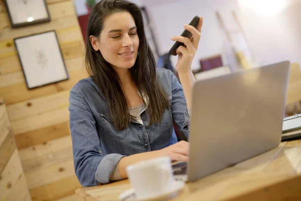 Kvinne Som Snakker Telefonen Mens Hun Jobber Ved Kaffebordet – stockfoto