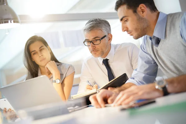 Business Team Working Together Financial Project — Stock Photo, Image