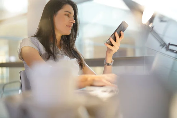 Affärskvinna Office Med Smartphone — Stockfoto