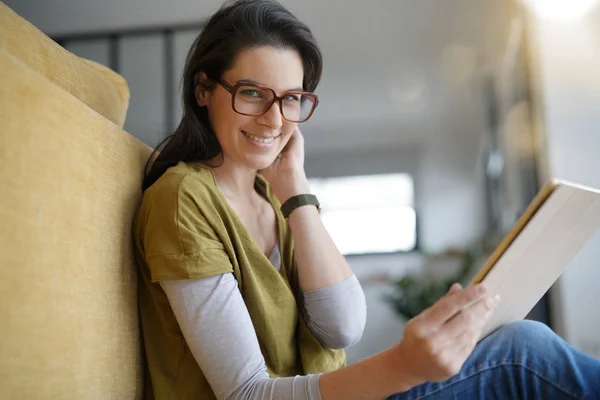 Brunetka Kobieta Okularów Pomocą Tabletu Siedząc Podłodze — Zdjęcie stockowe