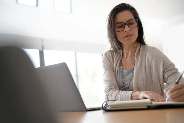 Femme Bureau Travaillant Sur Ordinateur Portable — Photo