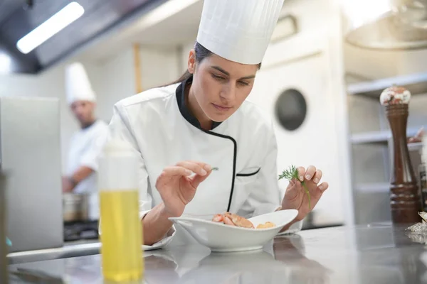 Primo Piano Cuoco Chef Cucina Professionale Preparazione Piatto — Foto Stock