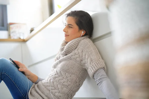 Woman Relaxing Home Listening Music Smartphone — Stock Photo, Image