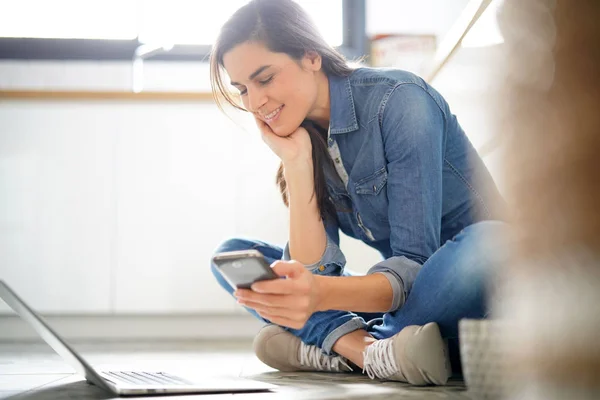 Brunette Woman Connected Laptop Smartphone — Stock Photo, Image