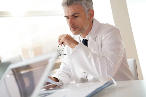 Médico Maduro Consultorio Mirando Los Resultados Rayos — Foto de Stock