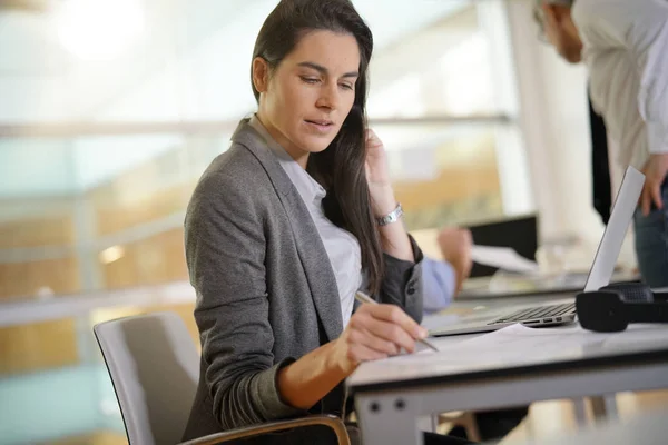 Femme Affaires Travaillant Bureau Sur Ordinateur Portable — Photo