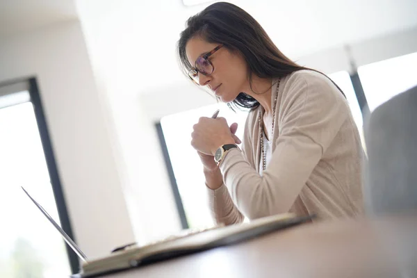 Mujer Oficina Trabajando Ordenador Portátil — Foto de Stock