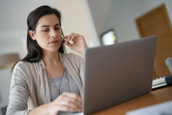 Kulaklık Ile Telefonda Konuşurken Ofis Teleoperator — Stok fotoğraf