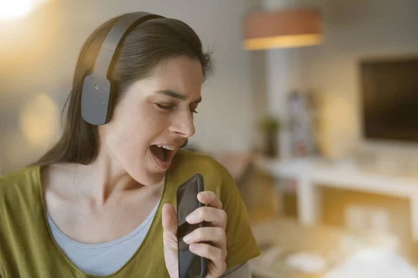 Γυναίκα Ακούτε Μουσική Ακουστικά Bluetooth — Φωτογραφία Αρχείου