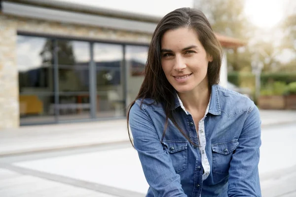 Frau Mittleren Alters Sitzt Draußen Vor Haus — Stockfoto