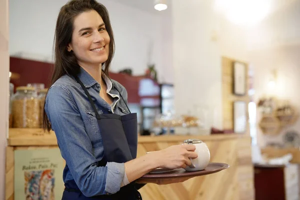 Kellnerin Café Hält Tablett Der Hand — Stockfoto