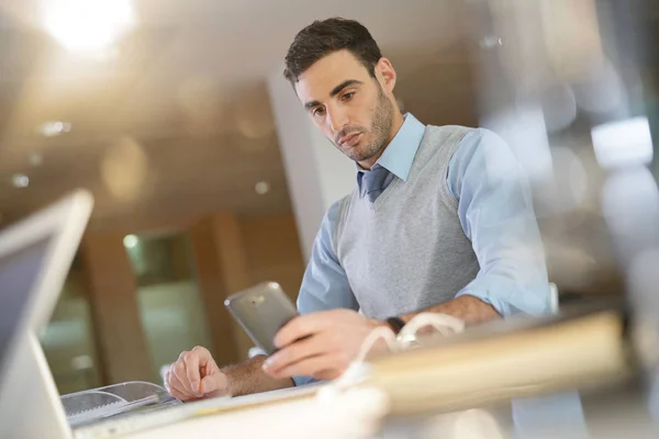 Joven Hombre Negocios Oficina Usando Smartphone — Foto de Stock