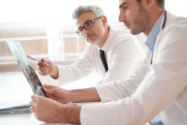 Medici Ufficio Che Lavorano Rapporto Medico — Foto Stock