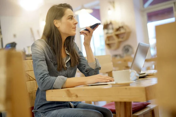 Femeie Vorbind Telefon Timp Lucra Masă Cafenea — Fotografie, imagine de stoc