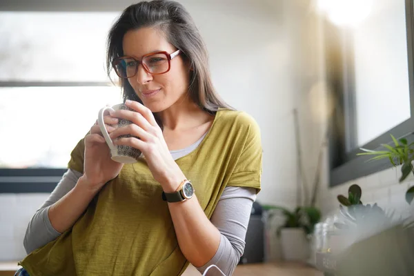 Mujer Morena Relajándose Cocina Casera Tomando Imagen de stock