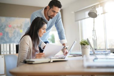 Ofiste birlikte çalışan iş adamları