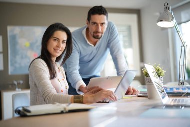 Ofiste birlikte çalışan iş adamları