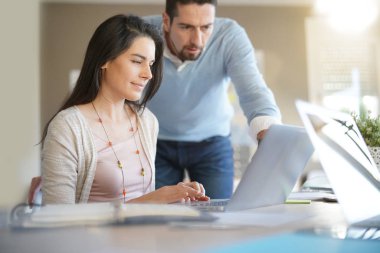 Ofiste birlikte çalışan iş adamları